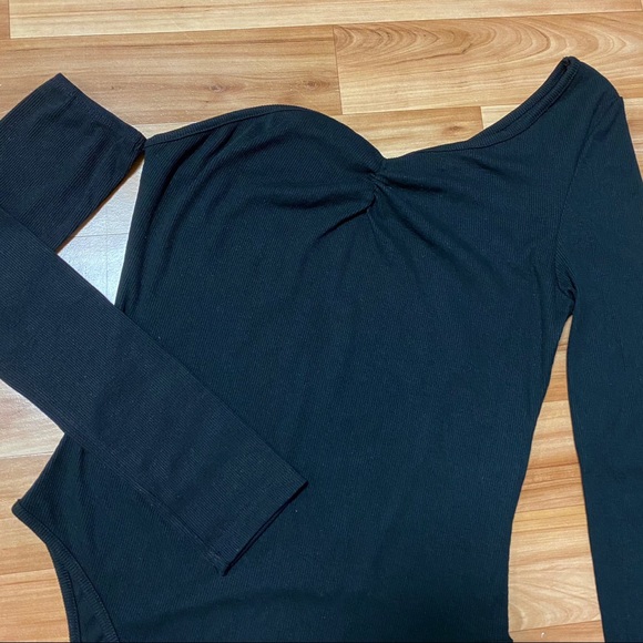 (SOLD) Asymmetrical Bodysuit 🖤 - Picture 2 of 4